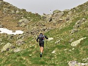 49 Saliamo al Passo-Bocca di Trona (2224 m)... ci osservano due stambecchi